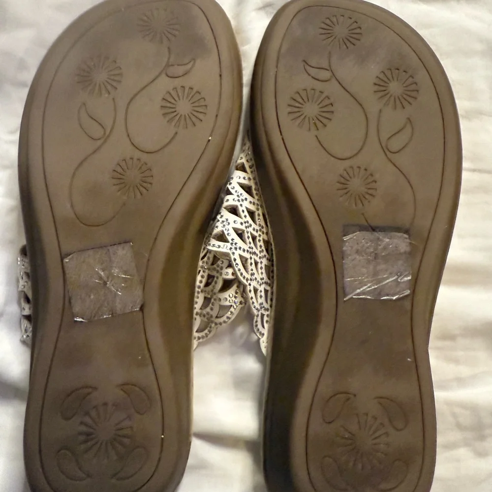 Croft‎ & Barrow Women's Beige and White Sandals
